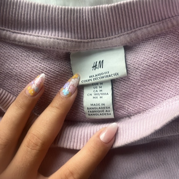 purple h&m sweatshirt 🫶🏼 - Picture 2 of 5